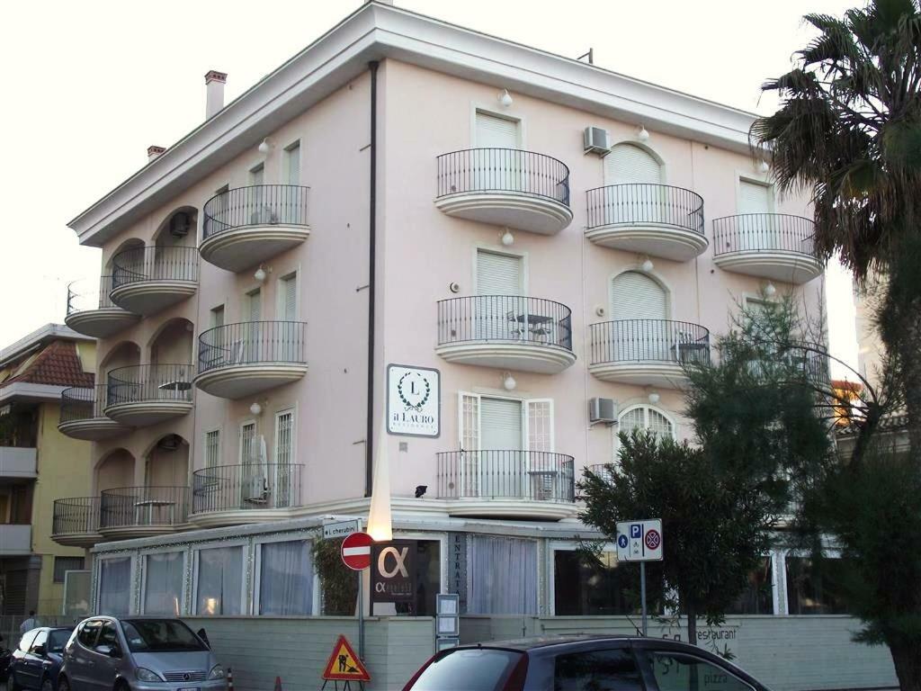 Il Lauro Aparthotel Сан Бенедето дел Тронто Екстериор снимка